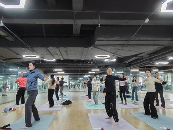 赴春日之约，绽巾帼芳华——学院工会举办“...